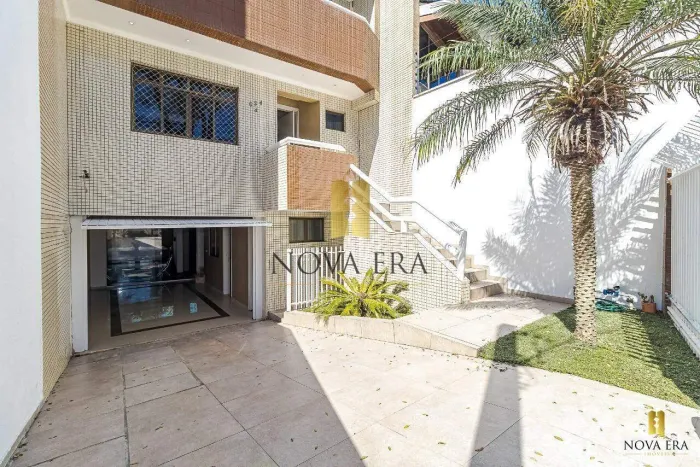 SOBRADO QUADRIPLEX SEMIMOBILIADO COM JACUZZI, COM 3 QUARTOS, 3 VAGAS DE GARAGEM