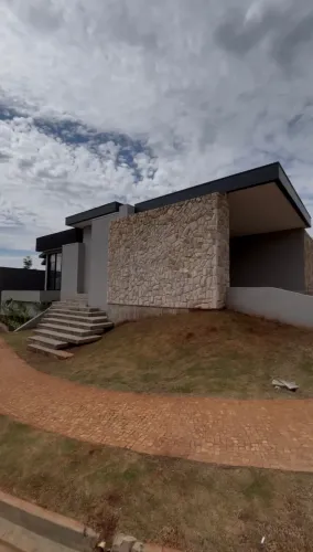 Casa térrea em condomínio, bairro Alto do Castelo, Zona Leste em Ribeirão Preto/SP;