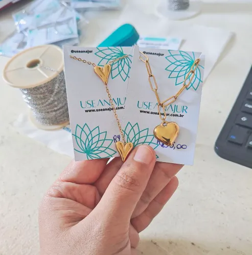 Colar coração/gravatinha corações aço dourado 