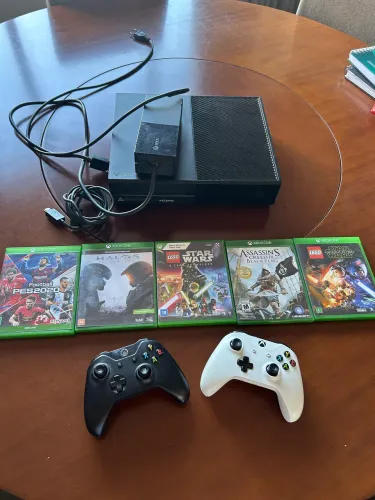 Xbox One Fat( usado ) , duas manetes , 5 jogos mídia física 