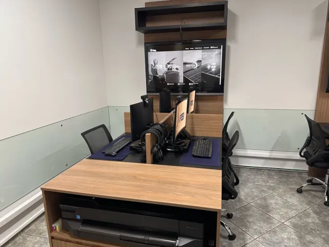 Mesa com 4 estações de trabalho e armário 