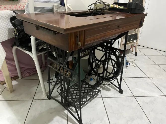 Máquina de costura antiga Paif
