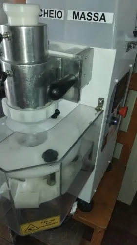 Maquina de modelar salgados 