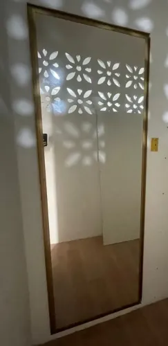 Espelho com Moldura de alumínio. (2 unidades disponíveis)