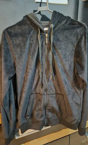 Blusa capuz suede + 2 blusas segunda pele gola alta