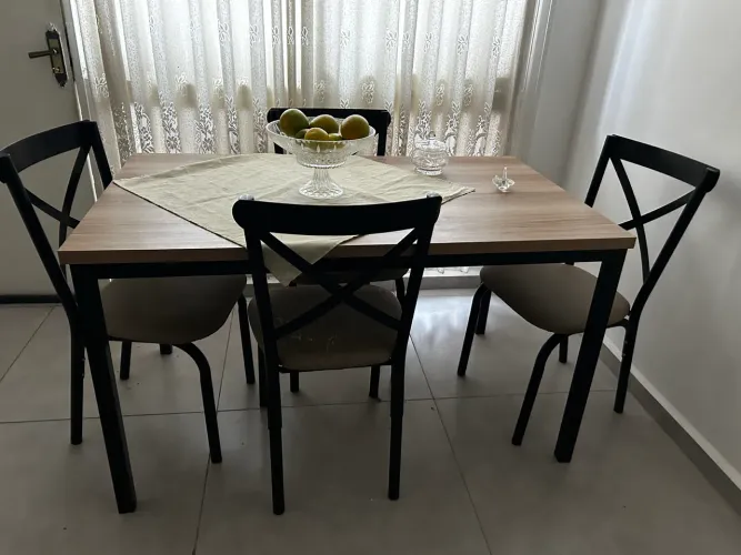 Mesa de ferro com tampo de madeira