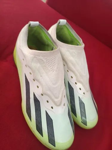 Chuteira de society Adidas tamanho 37 sem palmilha 