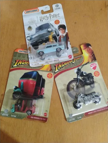 Kit com 3 carrinhos matchbox.