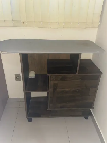 Tábua de passar com armário