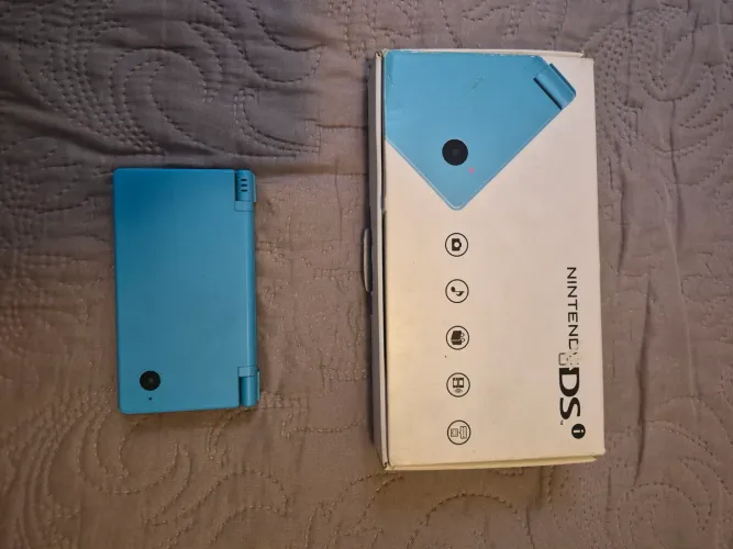Nintendo DSi com caixa