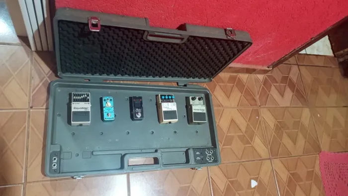 Pedais analógico/ case