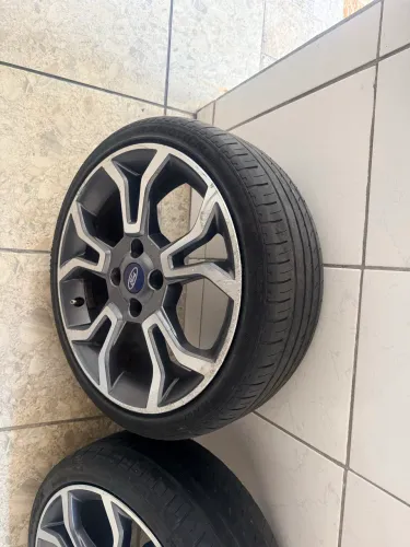 ? Jogo de Rodas Originais Ford Aro 17 + Pneus 195/40 R17 (Ótimo Estado!)