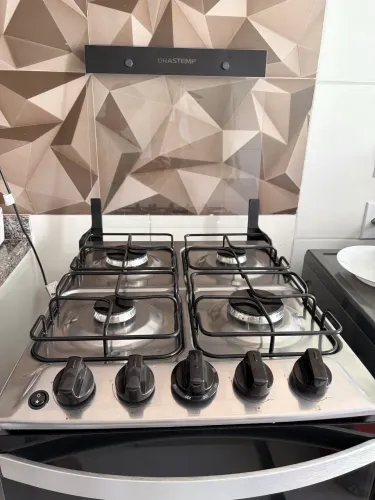 Fogão Brastemp 4 Bocas Inox com Duas Prateleiras com Alturas Ajustáveis - BFO4NBR