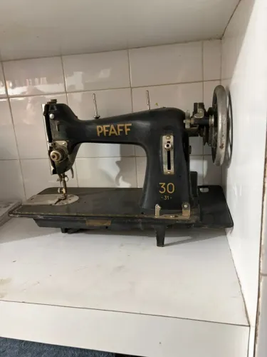 Máquina de Costura caseira de ferro fundido - Uma Pfaff 30-31 e Uma Vigorelli