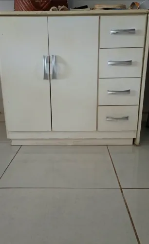 Cômoda com gavetas