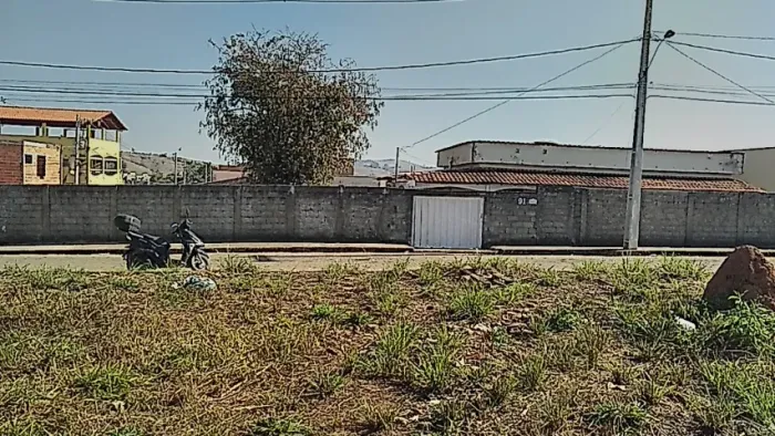 Casa no interior de Minas Gerais, 9 cômodos e quintal 