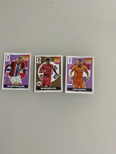 Figurinhas lendárias: halland roxo, gakpo roxo e som bronze
