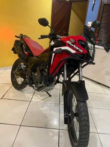 Vendo Honda Sahara 2025 extra sem detalhes pra fazer moto de garagem 