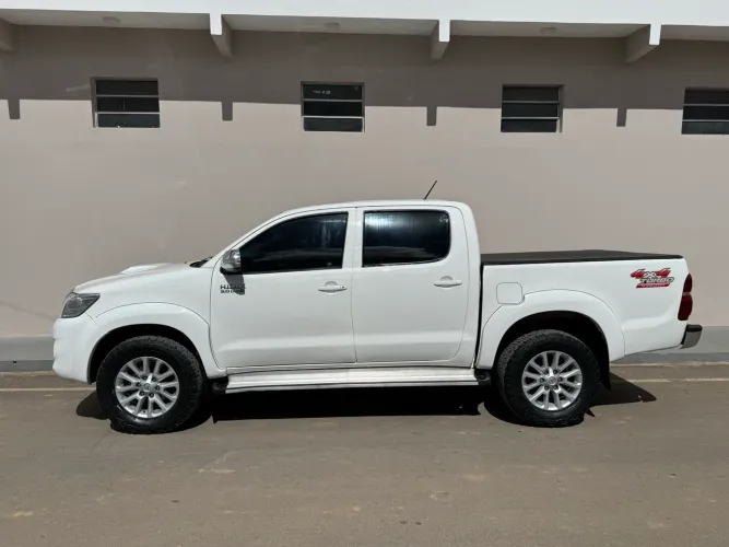 Toyota Hilux CD SRV D4-d 4X4 3.0 TDI Diesel AUT 2013