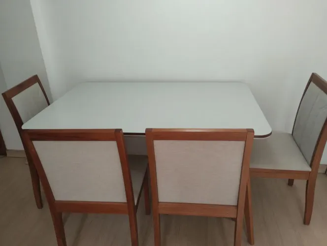 Mesa de jantar com 4 cadeiras
