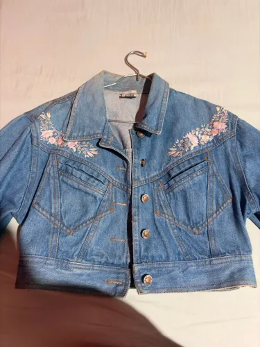 Vende-se jaqueta jeans curta