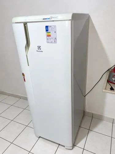 Geladeira Electrolux Frost Free 322L Painel Blue Touch Uma Porta Branca (RFE39) ENTREGO