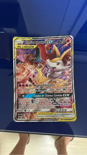 Carta de Pokémon extremante rara (carta grande)
