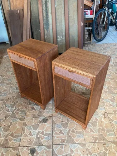 Mesa de cabeceira maciça autoral