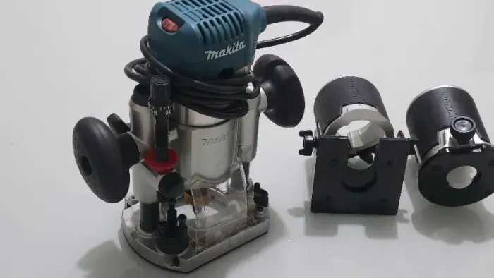 tupia MAKITA RT0700C + Base De Imersão Makita 196094-2