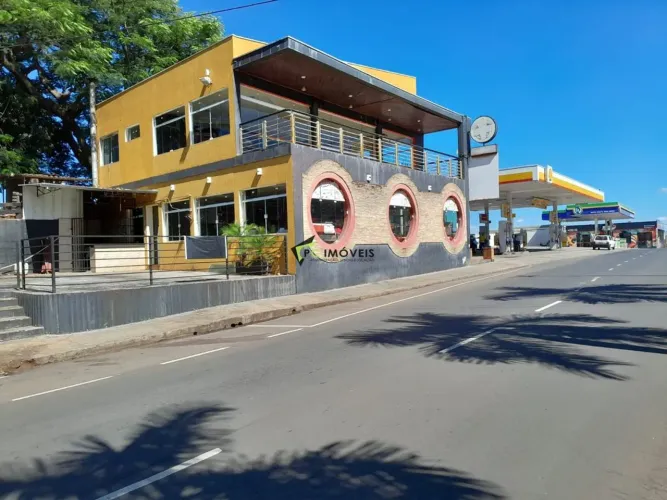 Prédio comercial com porteira fechada. Centro de São João da Boa Vista