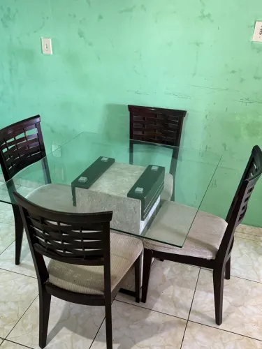 Mesa de vidro com bancada de mármore