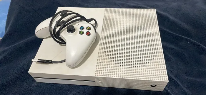 XBOX ONE S de 500gb / 1 controle / GTA 5 comprado e uma conta mod 