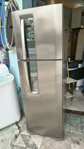 Geladeira Electrolux Inox Frost Free 382 litros com dispenser de água na porta