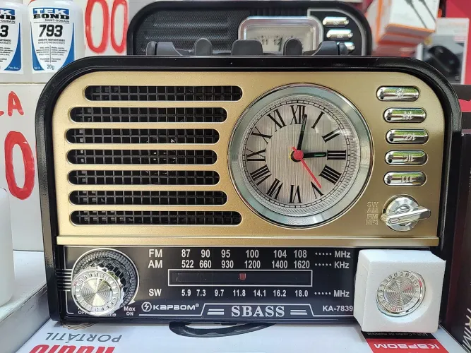Rádio retro com despertador e lanterna