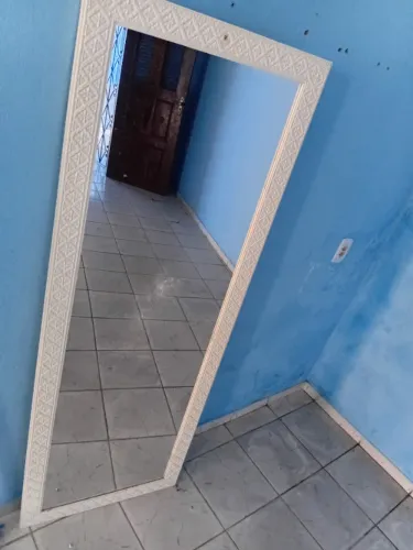 Espelho grande com moldura resistente branco