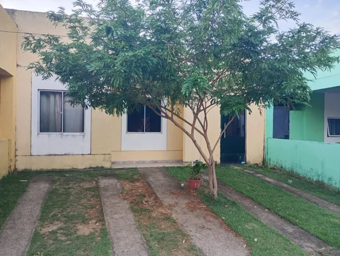 Alugo residência no condomínio Amarílis.