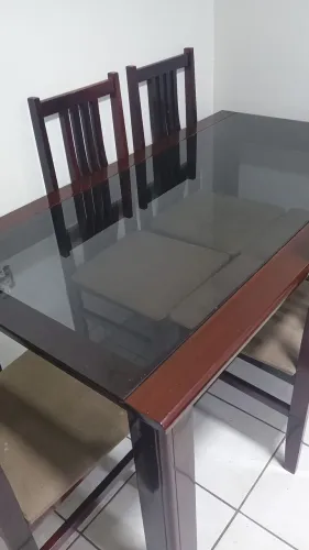 Mesa em mogno com 6 cadeiras