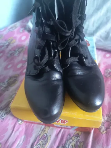 Vendo essa bota semi nova usada poucas vezes.