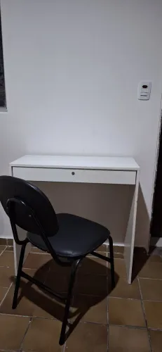 Escrivaninha e cadeira