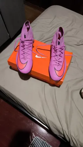 Chuteira society da Nike