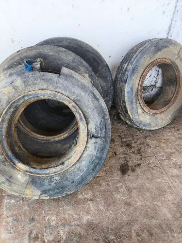 Rodas raiadas aro 22 com cubos de rodas