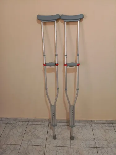 Par de muletas ? em ótimo estado utilizando por 10 dias.