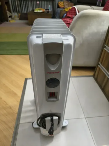 aquecedor elétrico a óleo (tipo radiador) da marca Honeywell. 