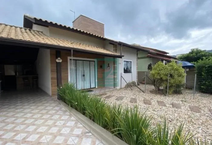 Ampla Casa com Piscina Bem Pertinho do Mar em Zimbros - Bombinhas/SC