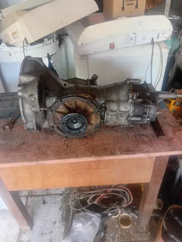 Vendo uma caixa de macha da kombe 2003 1600 
