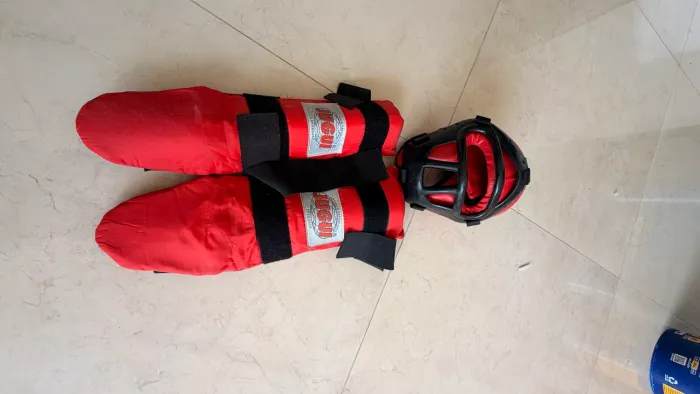 Conjunto luta marcial caneleira e capacete