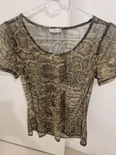 Blusa chifon com transparência estampa cobra tam g