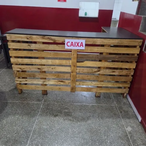 Balcão de Atendimento em L Rústico (Pallet) - Perfeito para Lanchonetes e Caixa
