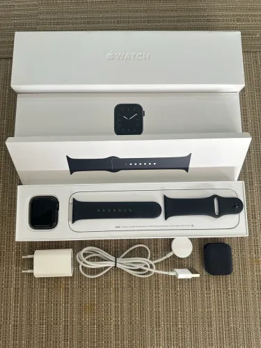 Apple Watch Series 5 40mm - Completo na Caixa com Carregador Original