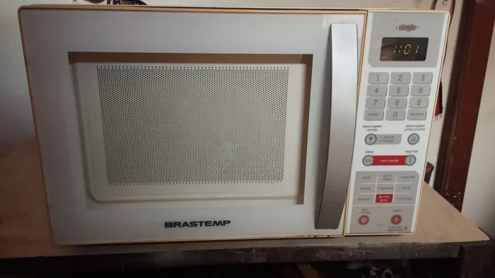 Vendo microondas Brastemp de 18 litros (127V).